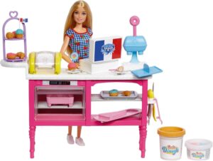 Barbie It Takes Two Malibu, coffret pâtisserie avec 18 accessoires et pâte à modeler 3 couleurs