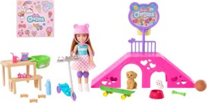 Barbie Chelsea au skatepark avec trottinette, 2 chiots et accessoires