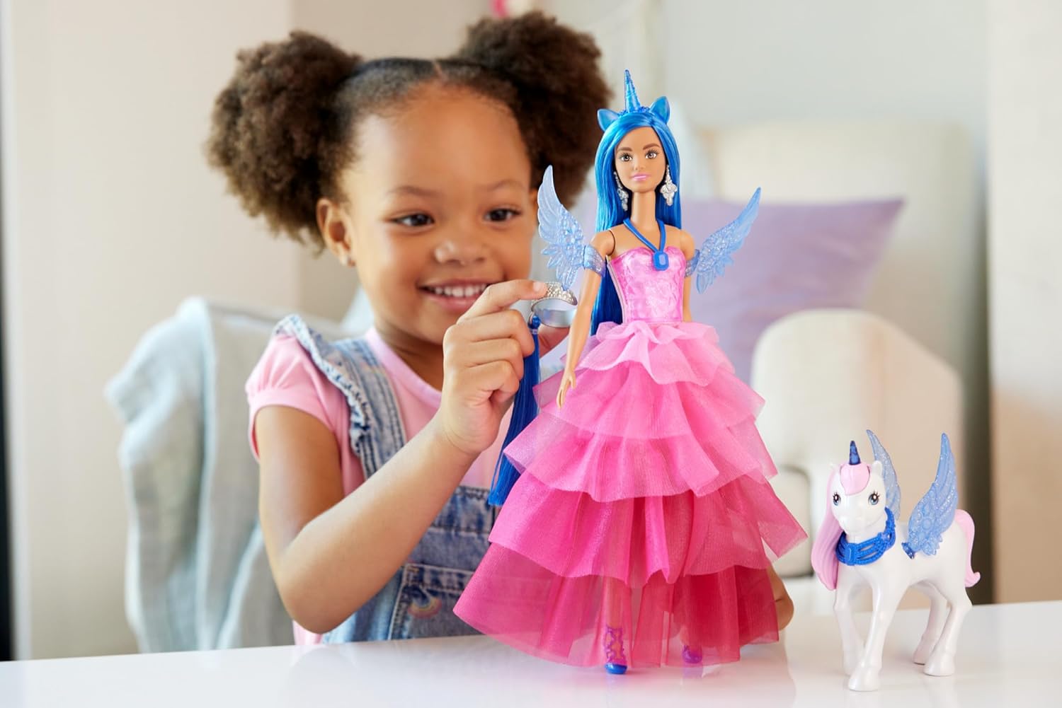 Poupée Barbie Licorne 65e anniversaire aux cheveux bleus HRR16 – Image 2