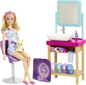 Barbie coffret journée spa avec masques pailletés, poupée et chiot HCM82