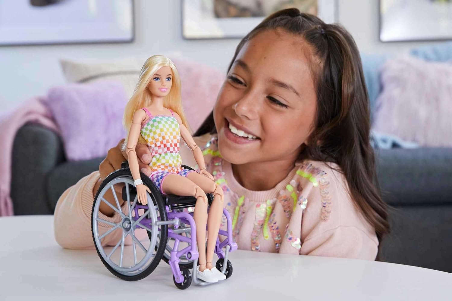 Barbie Fashionistas blonde avec fauteuil roulant, rampe et combinaison arc-en-ciel HJT13 – Image 2