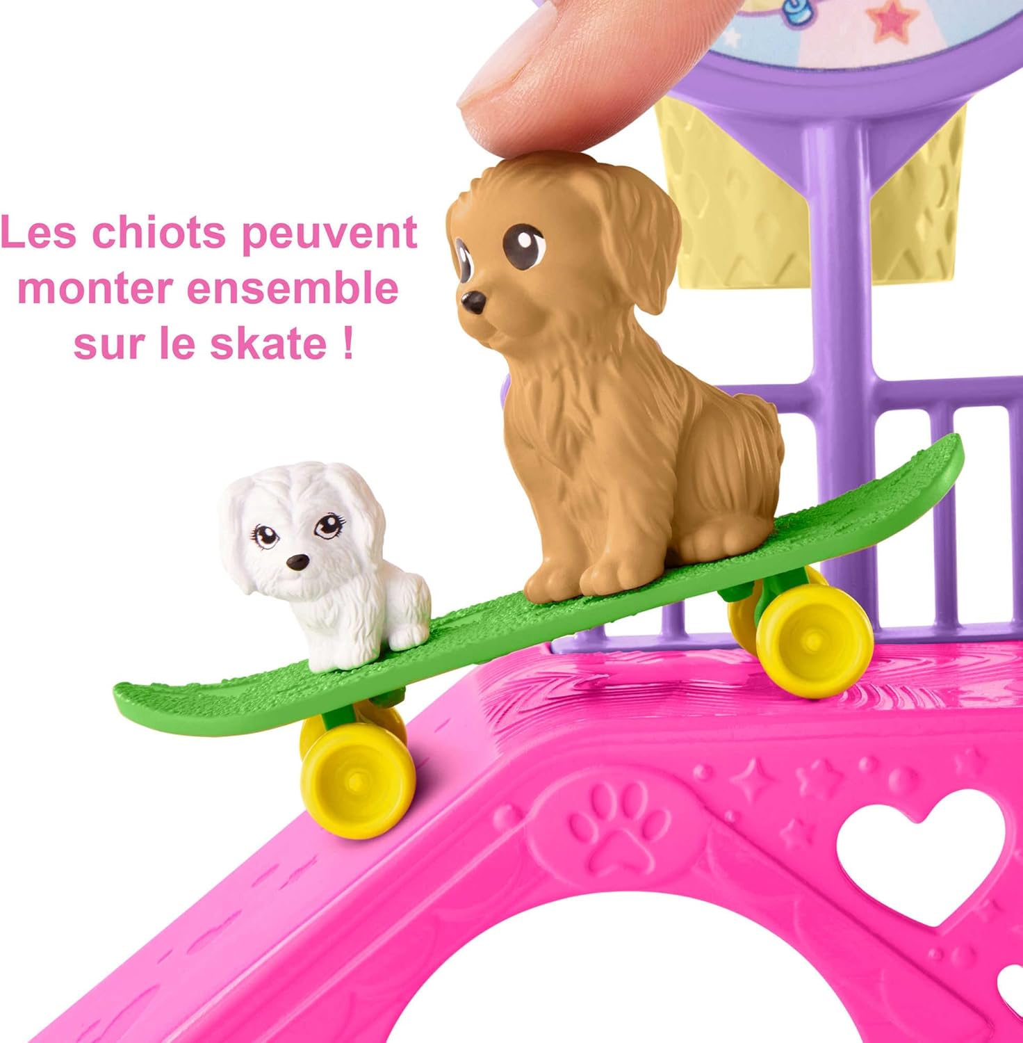 Barbie Chelsea au skatepark avec trottinette, 2 chiots et accessoires – Image 3