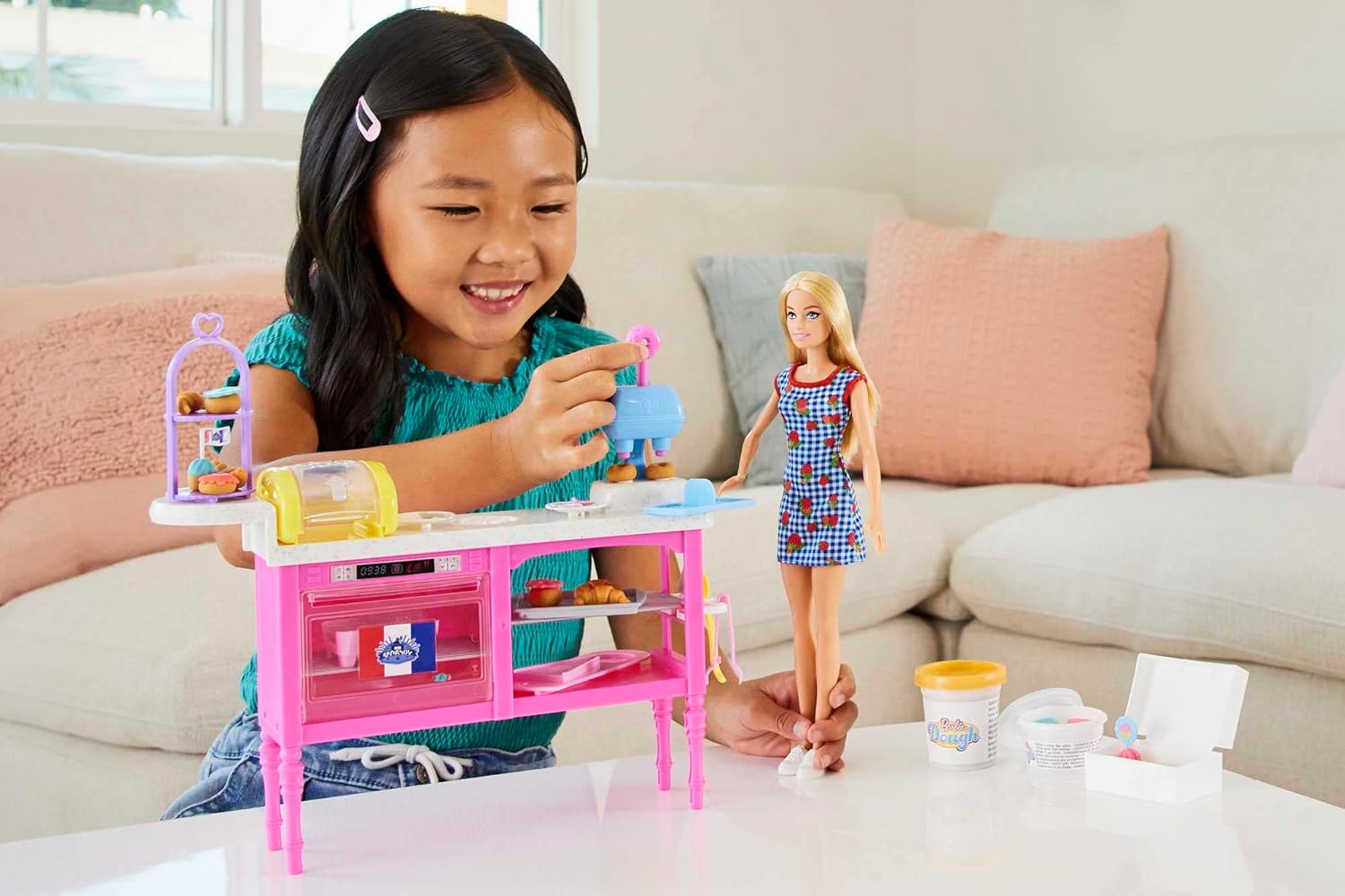 Barbie It Takes Two Malibu, coffret pâtisserie avec 18 accessoires et pâte à modeler 3 couleurs – Image 2