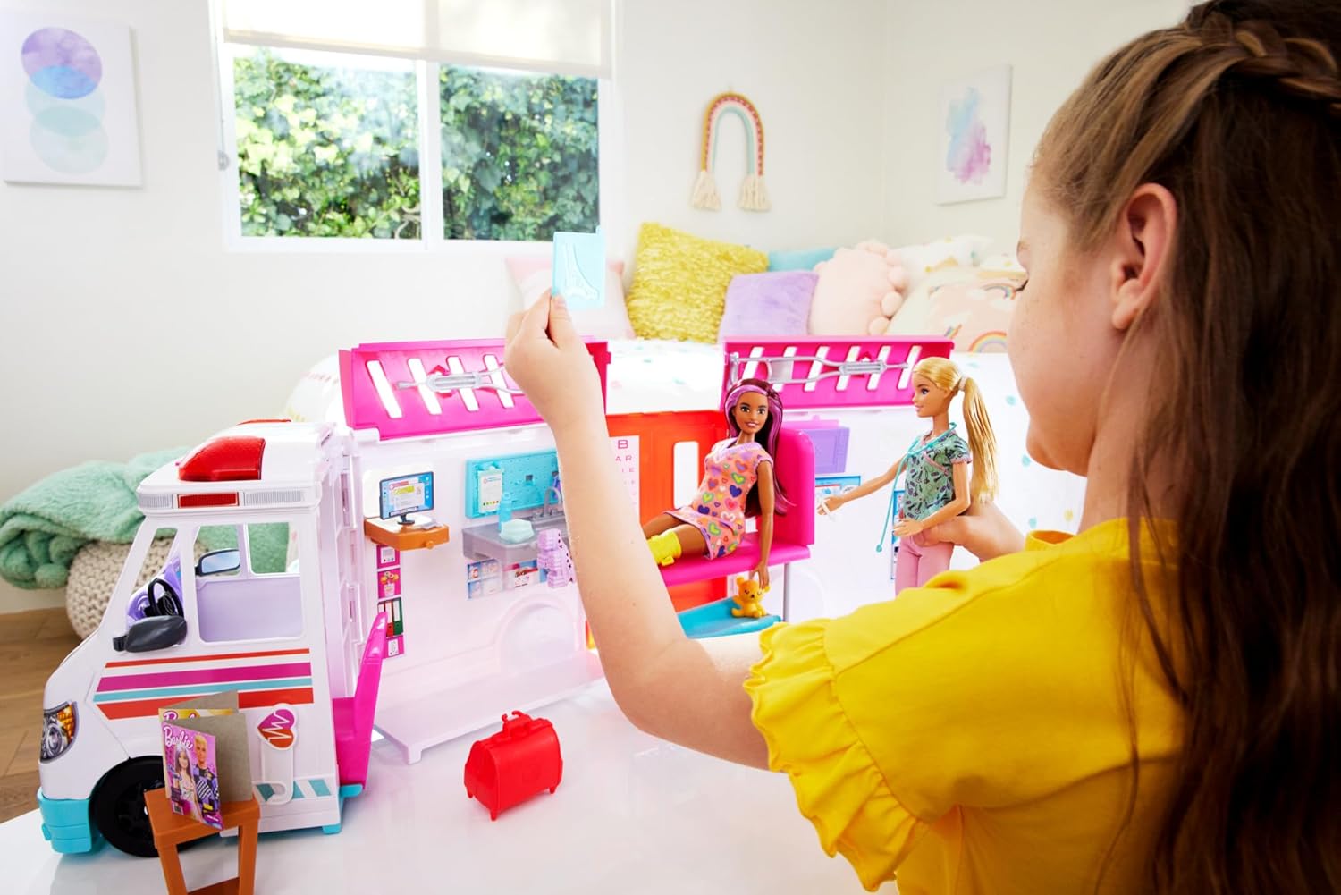 Barbie Ambulance 2 en 1 avec clinique, lumières, sons et 20 accessoires HKT79 – Image 2