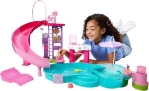 Barbie Piscine de Rêve JKG83, coffret avec 6 espaces de jeu et plus de 20 accessoires