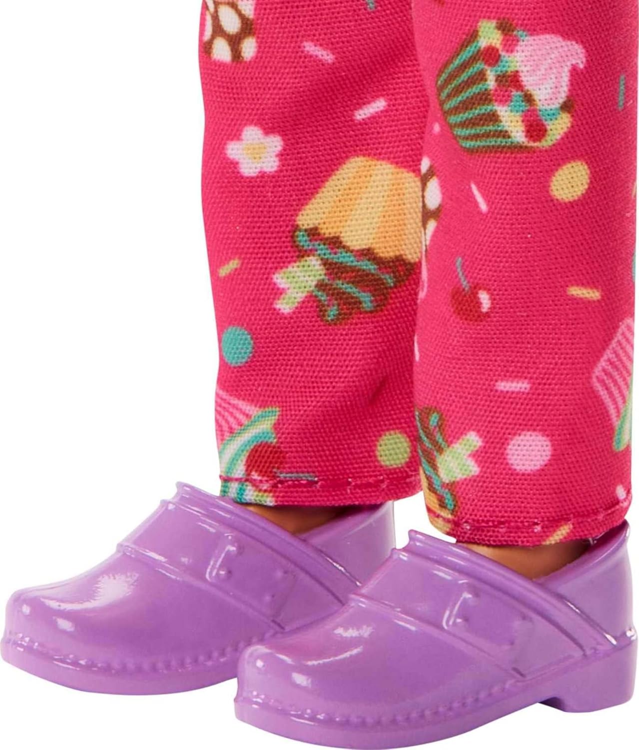 Barbie cheffe pâtissière avec blouse, toque et gâteau HKT67 – Image 3