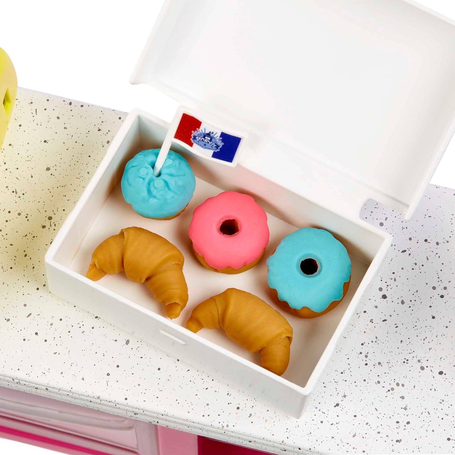 Barbie It Takes Two Malibu, coffret pâtisserie avec 18 accessoires et pâte à modeler 3 couleurs – Image 7