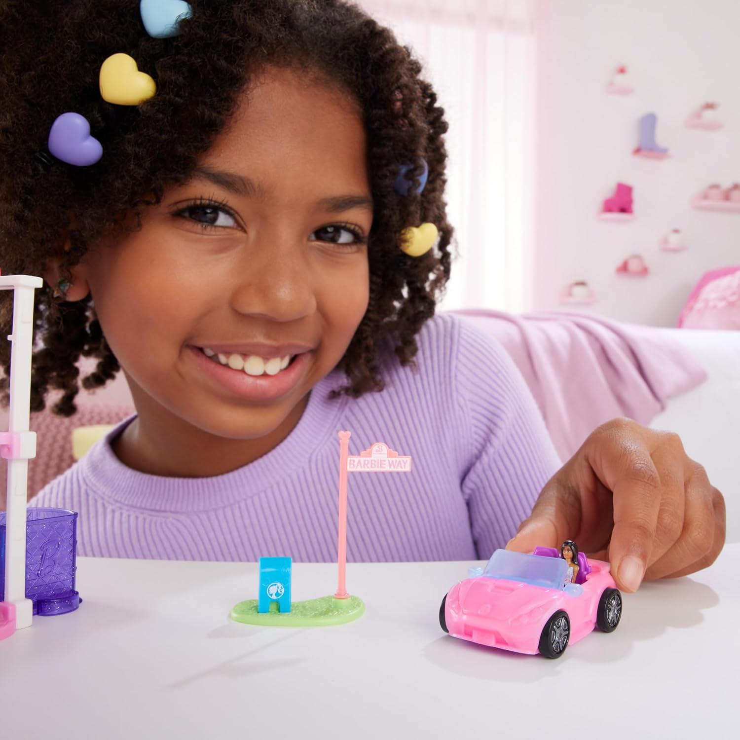 Mini BarbieLand Barbie : décapotable rose et poupée 3,8 cm – Image 2