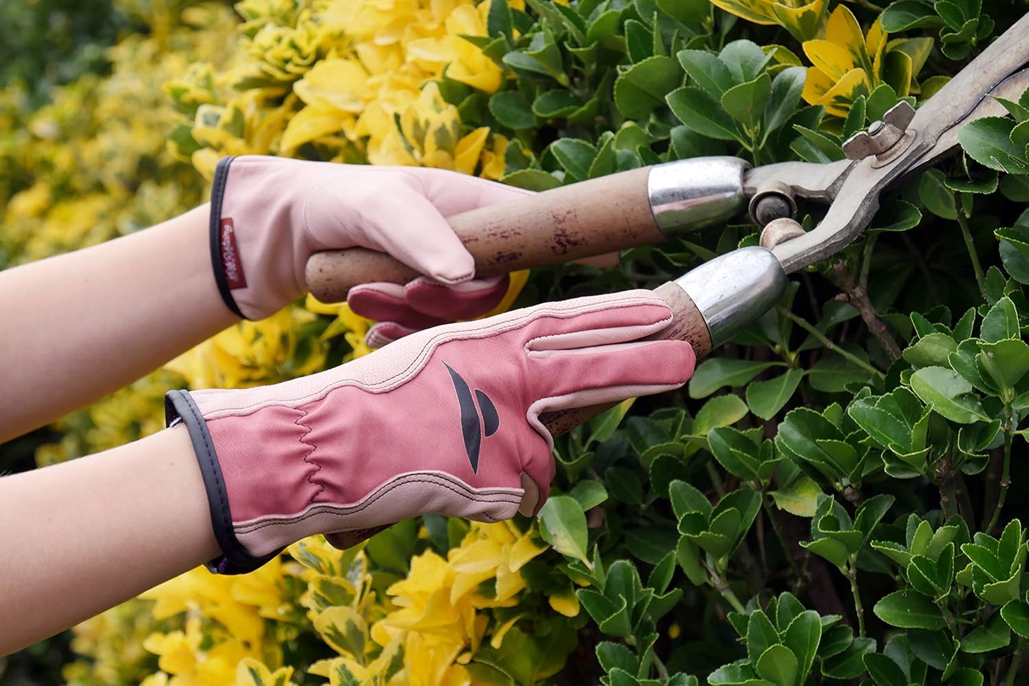 MISS Barbie, gants de jardinage roses en cuir fleur de caprin – Image 3