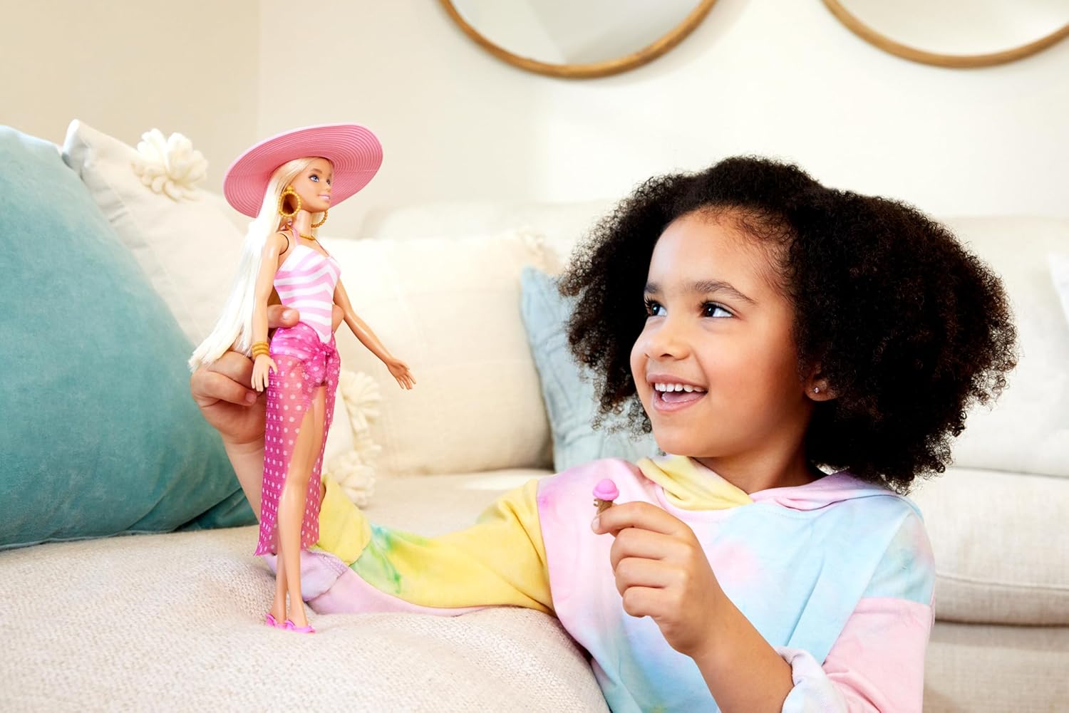 Barbie poupée blonde de plage avec maillot de bain rose et blanc, chapeau, sac et accessoires HPL73 – Image 2