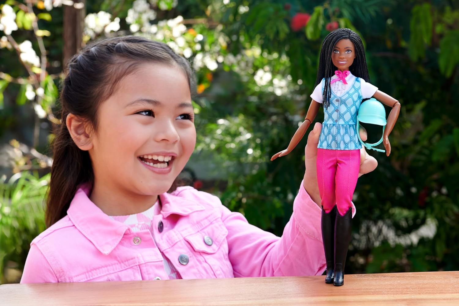 Barbie Les Mystères de Barbie, poupée Brooklyn avec tenue d’équitation et bombe amovibles HXJ39 – Image 2