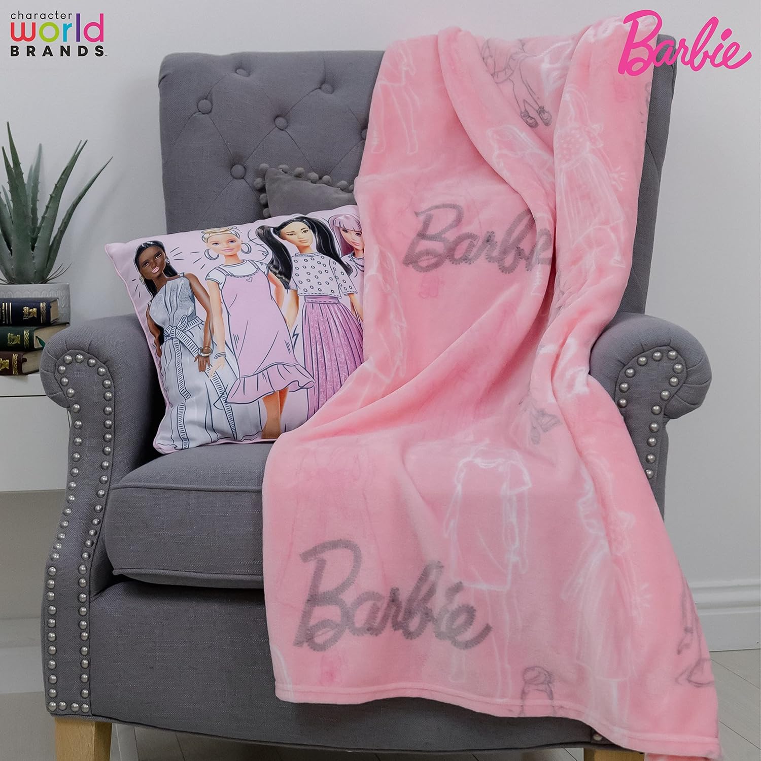 Couverture polaire Barbie rose à motif figurines – Image 2