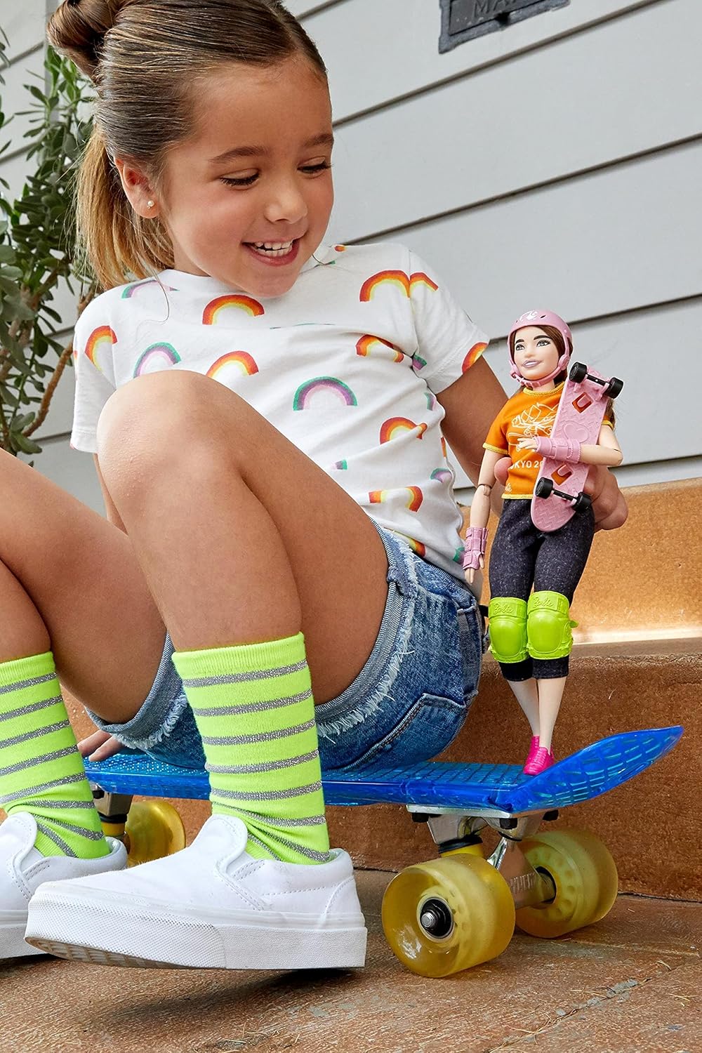 Coffret skateboard Barbie Tokyo 2020 avec poupée articulée brune – Image 3